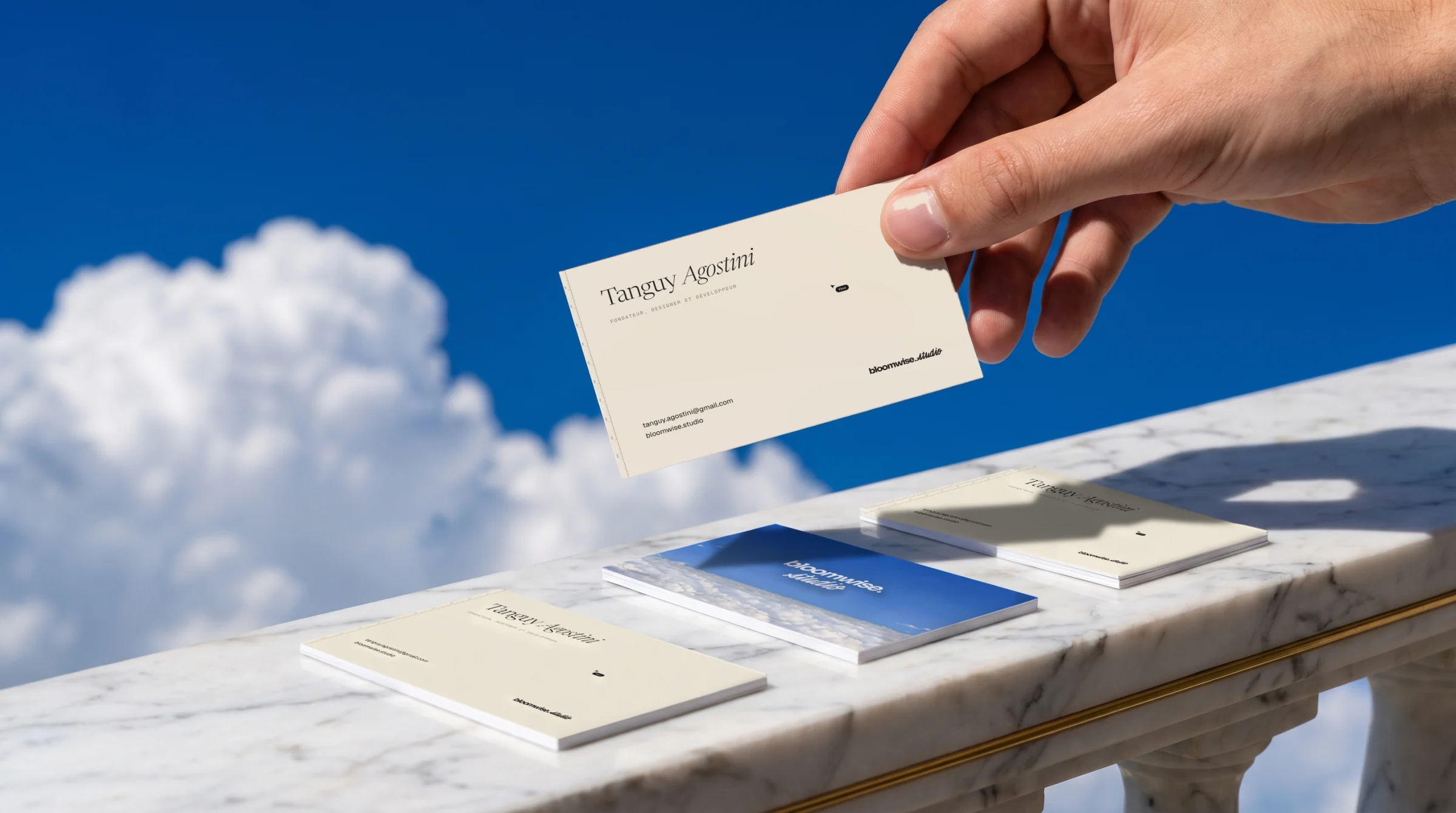 Les cartes de visite, recto et verso.