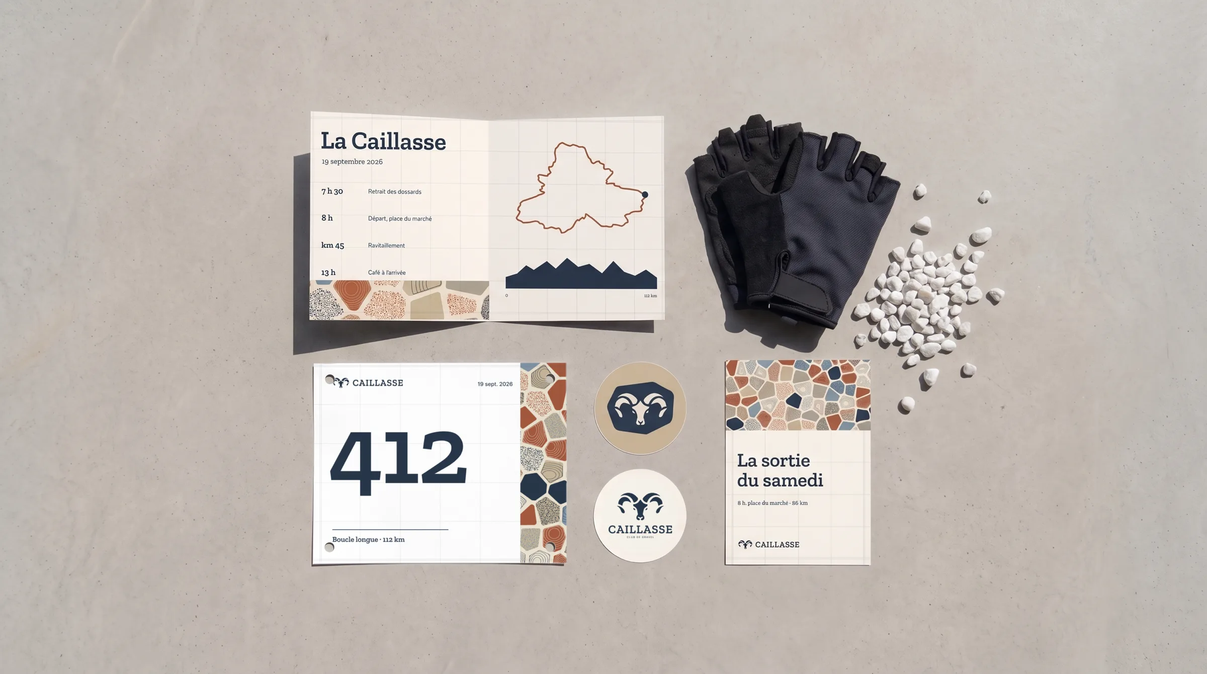 Le programme de la course, le dossard, les pastilles et la carte de sortie.
